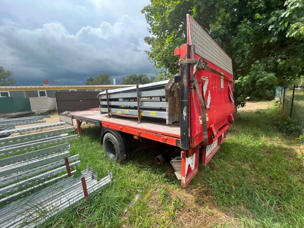 Auflieger mit Ladebordwand und Alubordwänden