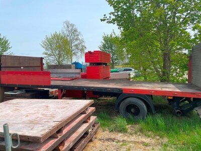 Auflieger mit Ladebordwand und Alubordwänden